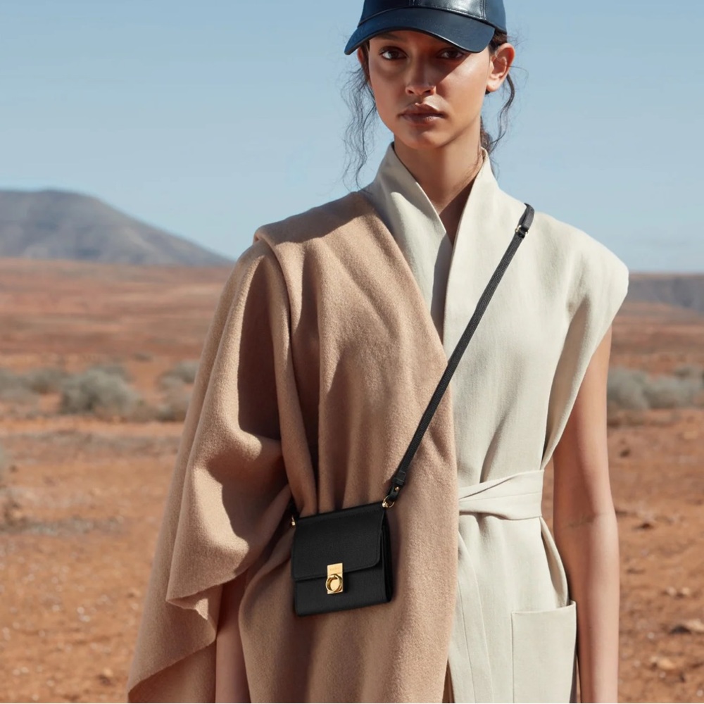 Polene Numéro Sept Crossbody Wallet
EDITION TEXTURED BLACK